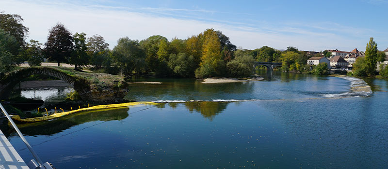 Elastyczne grodzice Water-Gate © zainstalowane jako przedłużenie progu Dole na rzece Doubs w celu naprawy łuku sklasyfikowanego jako zabytek
