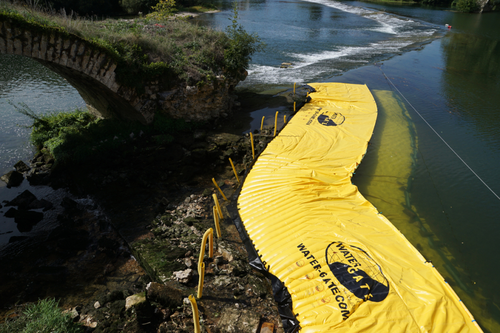 Batardeau Water-Gate épousant le relief du fond rocheux près de l’arche