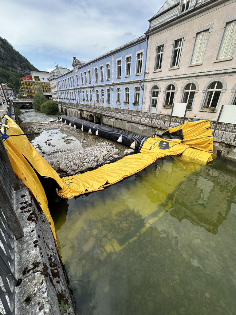 Vue amont batardeau souple Water-Gate avec sacs de lestage et dérivation DN1200 dans le canal maçonné